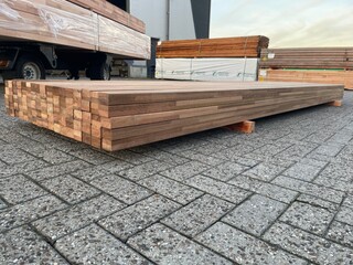 Ca. 50x Guyana Teak Onderliggers Geschaafd Gevingerlast, 40x60mm, leng